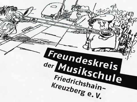 Plakat "Freundeskreis der Musikschule Friedrichshain-Kreuzberg e.V.", Posaunist streckt mit Posaunenzug Hut zum Spenden vor Spaziergänger