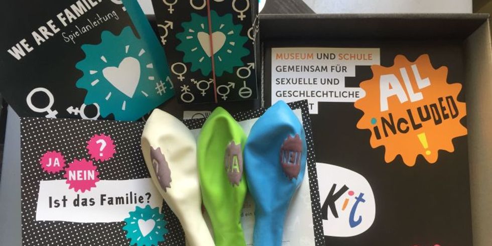 "All included!" - Materialen für Schulklassen, wie bunte Luftballons und Hefte