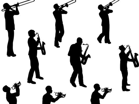 Eine Reihe Musikern mit Blasinstrumenten als Silhouetten