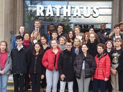 Bildvergrößerung: Gruppenfoto mit Schülerinnen und Schülern der französischen Partnerstadt Antony und des Romain Rolland Gymnasiums.