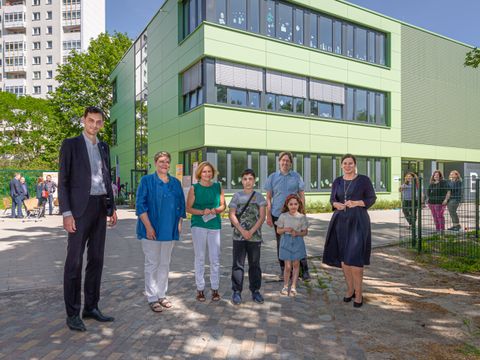 Gruppenbild zur Eröffnung des MEB der Sonnengrundschule Neukölln