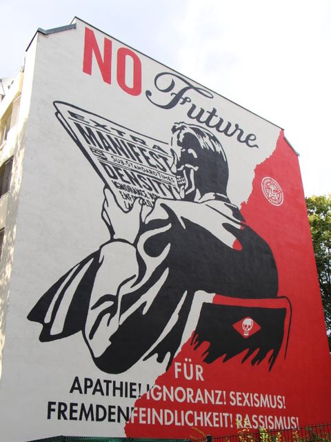 Bildvergrößerung: Fassadenbild mit Aufschrift: NO Future für Apathie! Ignoranz! Sexismus! Fremdenfeindlichkeit! Rassismus!