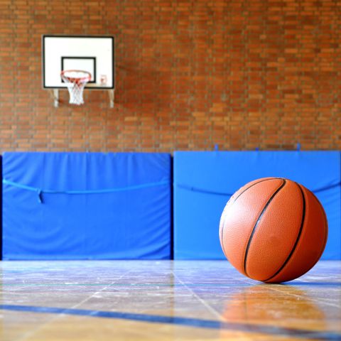 Basketball in einer Turnhalle