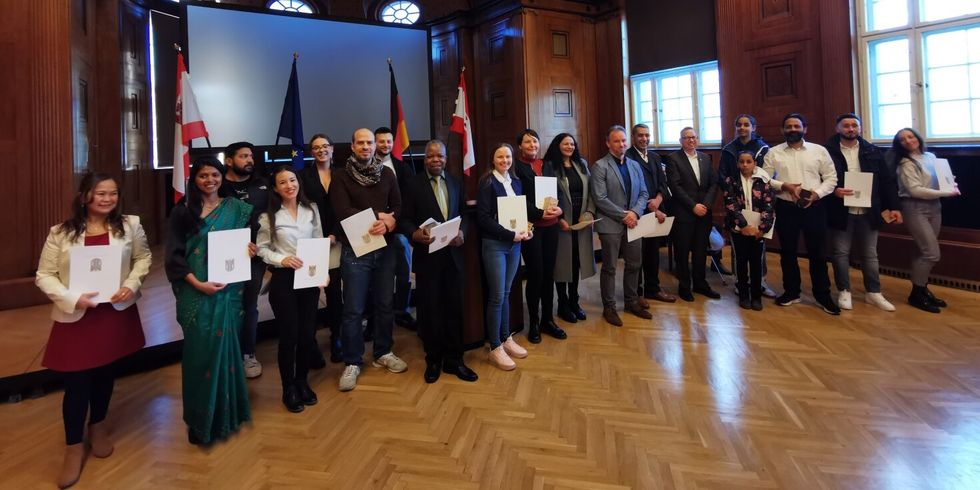 Bezirksbürgermeister Igel begrüßt neue Staatsbürgerinnen und Staatsbürger im Rathaus Treptow