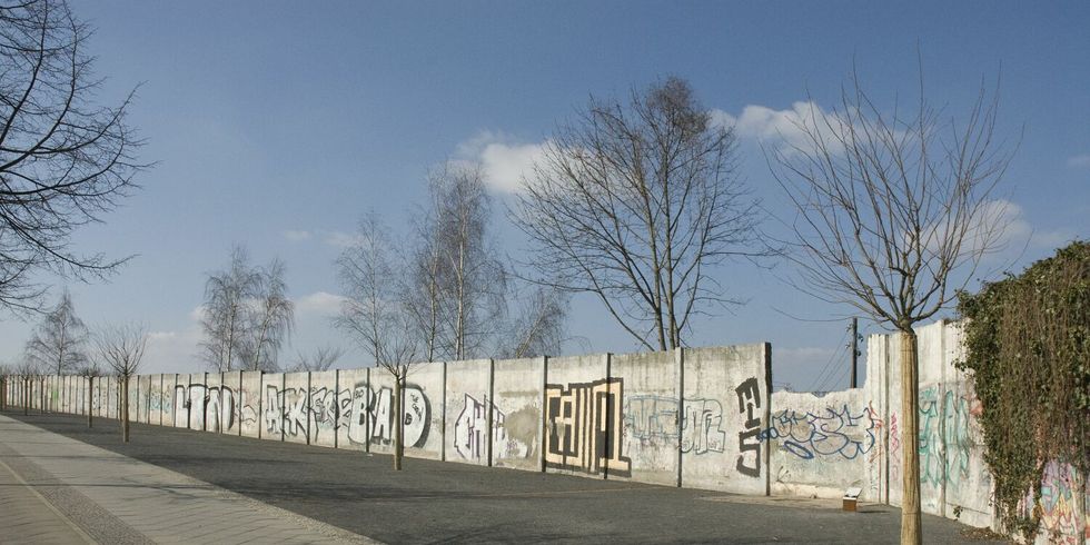Le mur d'arrière-plan de la Bornholmer Straße