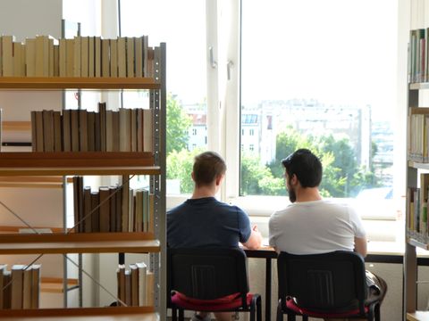 Männer am Fenster der Bibliothek