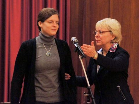 Bezirksstadträtin Kaddatz und Daniela Schulte, Paralympische Goldmedaillengewinnerin
