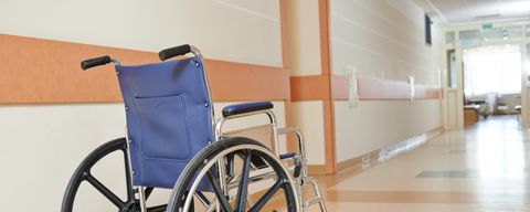 Rollstuhl in Klinik