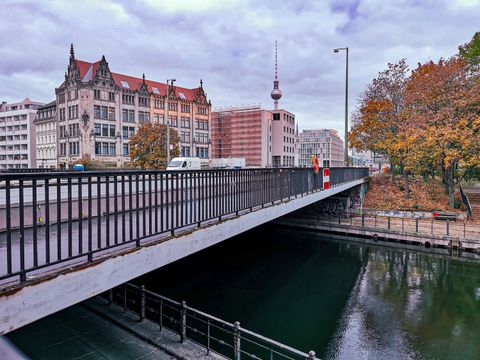 Neue Gertraudenbrücke vom Uferweg Südost in Blickrichtung Nikolaiviertel, Oktober 2022