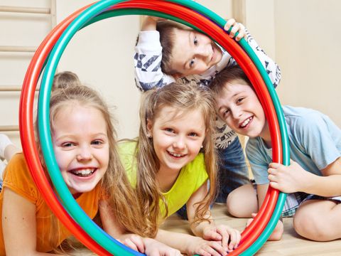 Kinder mit Hula Hoop Reifen