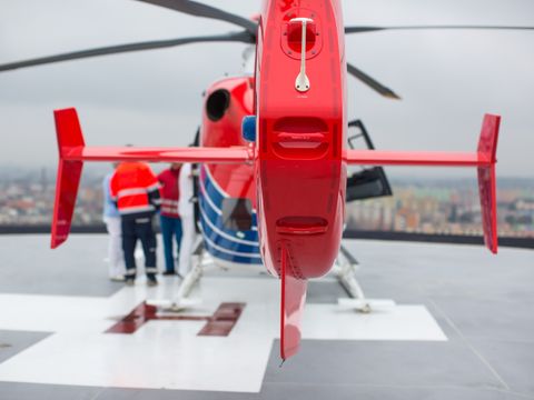 Moderner medizinischer Hubschrauber auf dem Hubschrauberlandeplatz eines Krankenhauses