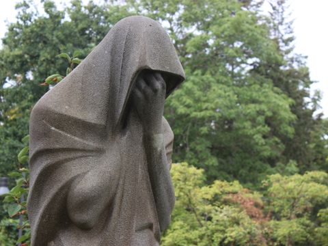 Friedhof Baumschulenweg Sandsteinfgur "Trauerende" von Fritz Cremer