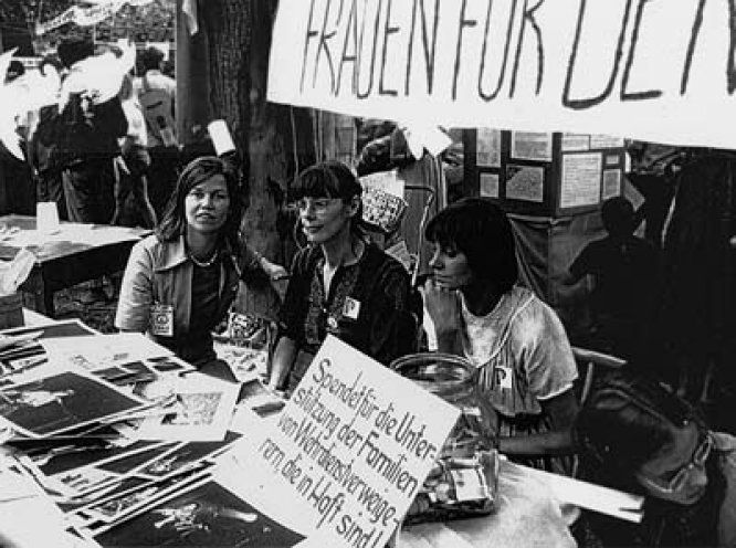 Friedenswerkstatt in der Erlöserkirche Berlin: Barbe Linke, Katja Havemann und Gisela Metz (v.l.n.r.) am Stand der Frauen für den Frieden (3. Juli 1983)