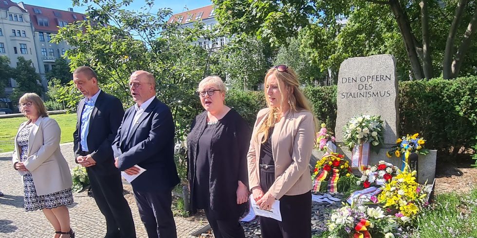 Gedenken an die Opfer des 17. Juni auf dem Steinplatz mit Bezirksbürgermeisterin Kirstin Bauch