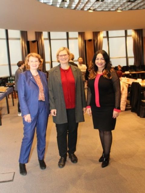 Bildvergrößerung: Staatssekretärin Barbara König, Bezirksbürgermeisterin Angelika Schöttler und Senatorin für Gesundheit, Pflege und Gleichstellung Dilek Kalayci
