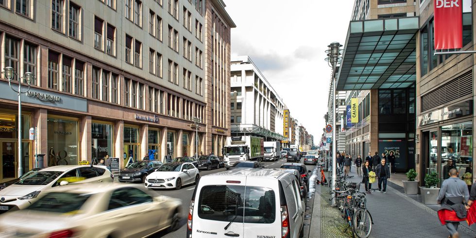 Friedrichstraße mit Autoverkehr