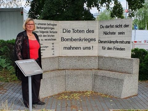 Bezirksbürgermeisterin Angelika Schöttler vor dem Mahnmal für die "Toten des Bombenkrieges"