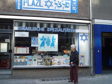 Bildvergrößerung: Fast 70 Jahre später: Das heutige Geschäft in der Passauer Straße im Jahr 2004