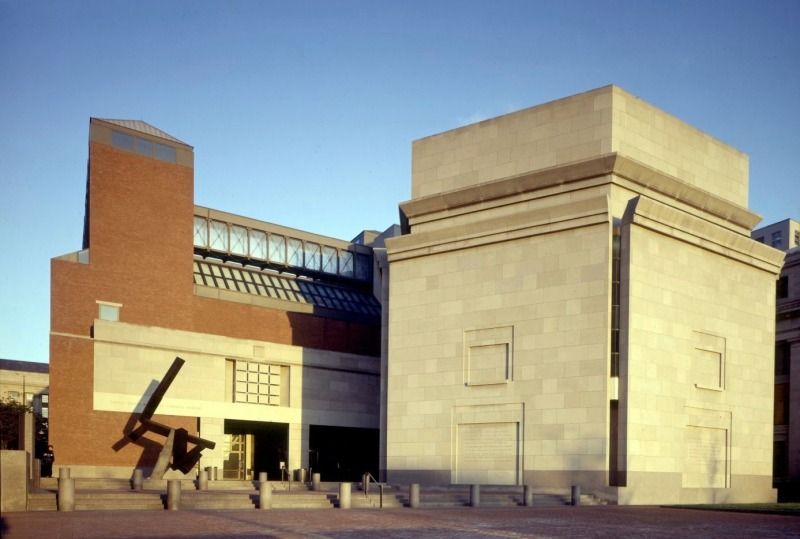 Bildvergrößerung: The 15th Street Eisenhower Plaza entrance to the US Holocaust Memorial Museum