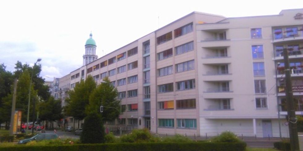 Blick auf das Dienstgebäude des Bezirksamtes in der Petersburger Straße 86-90 