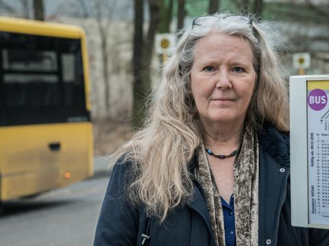 Porträt Susanne Schmidt an Bushaltestelle