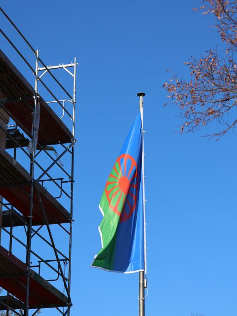 Bildvergrößerung: Flagge der Roma vor dem Rathaus Zehlendorf zum 52. Internationalen Tag der Roma