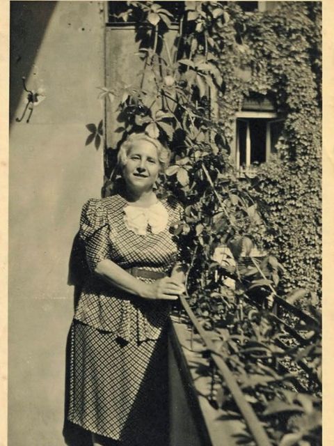 Susette Freund auf ihrem Balkon, Aschaffenburger Strasse 23, ihrer letzten frei gewählten Adresse, Juli 1940 (Privatbesitz) Susette Freund on her balcony at Aschaffenburger Strasse 23, her last freely chosen address, July 1940 (Private property)