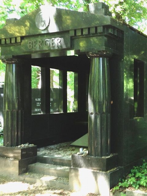 Bildvergrößerung: Monument Julius Berger, Jüdischer Friedhof Weissensee Feld B VI, Erbbegräbnis Nr.3579