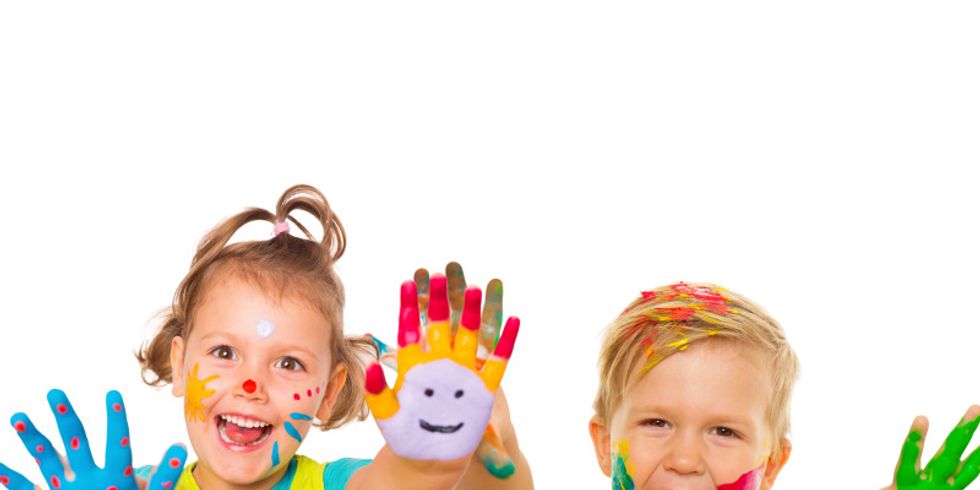 zwei Kinder mit bunten bemalten Händen