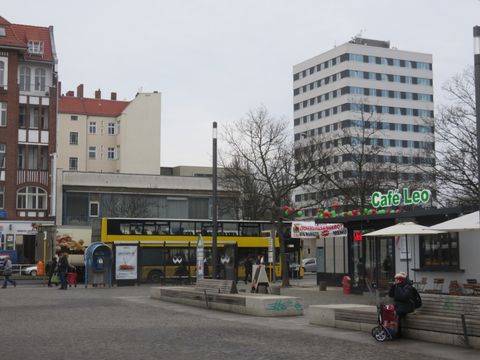 Leopoldplatz und Bibliothek