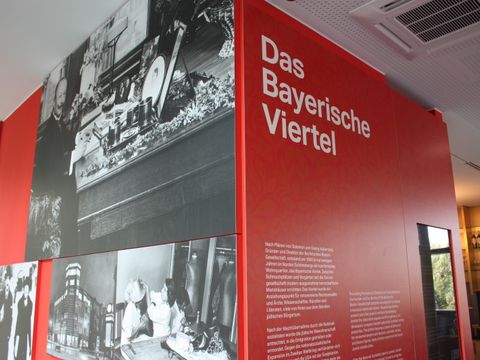 Eien Wand mit historischen Bilder und der Aufschrift "Das Bayerische Viertel"