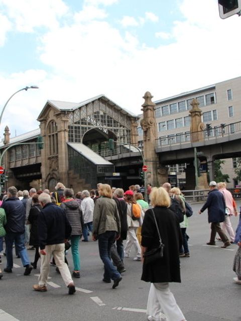 Bildvergrößerung: Menschen laufen über die Straße