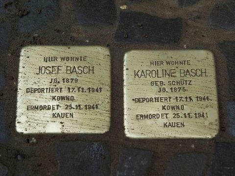 zwei verlegte Stolpersteine aus Messing für Josef und Karoline Basch in der Richardstraße