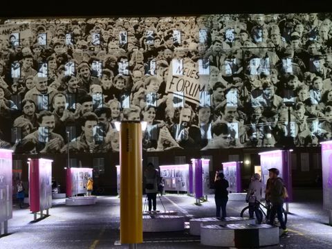 Projektionen zum 30. Jahrestag von Friedlicher Revolution und Mauerfall auf dem Geländer ehemaligen Stasi-Zentrale in Berlin-Lichtenberg