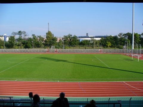 Im Mommsen-Stadion, Blick von der Tribüne, Foto: KHMM