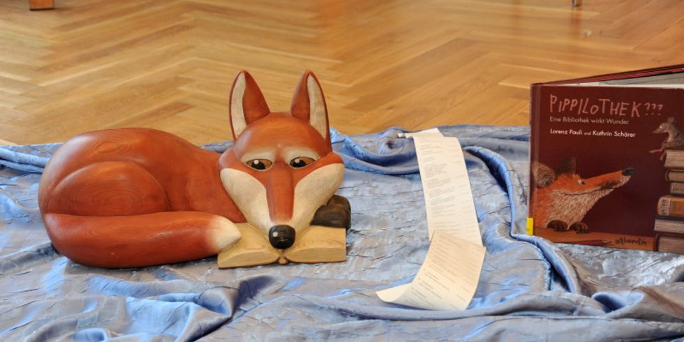 Fuchs-Holzfigur auf einer Decke