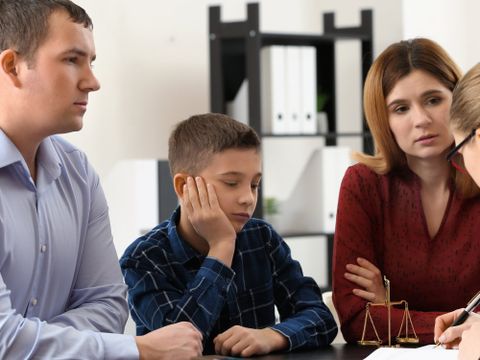 Geschiedene Eltern mit dem Sohn beim Anwalt