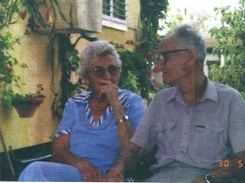 Yoram Shetzer mit seiner Frau Batja im Moschaw Moledad im unteren Gallil 1998