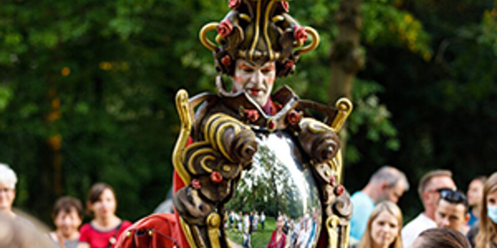 spanische Zirkustruppe „Flotados“ - Clown mit einem gro0ßen Spiegel in der Hand