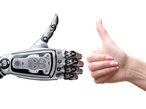 Roboterhand und Menschenhand halten den Daumen hoch