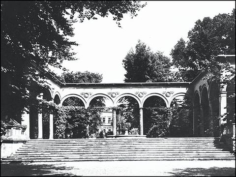 Die Kolonnade mit Brunnen und Weinranken, im Hintergrund die Villa Ruhwald, vor 1937 (Heimatarchiv Charlottenburg)