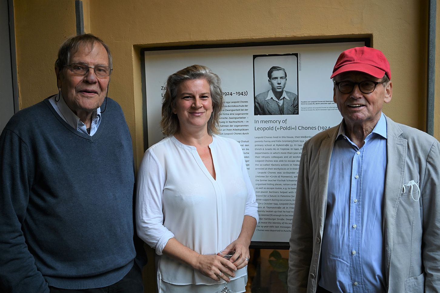 Einweihung der Gedenktafel für Leopold („Poldi“) Chones (1924-1943) mit Claus Offe, Johanna Häussermann und Volker Wild