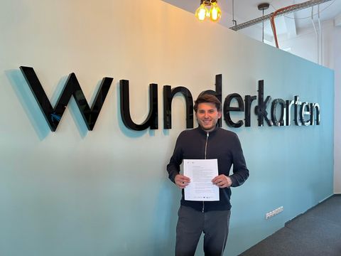 Das Bild zeigt Geschäftsführer Valentin Lewandowski der Wunderkarten GmbH mit der unterzeichneten Charta Gleichstellung gewinnt.