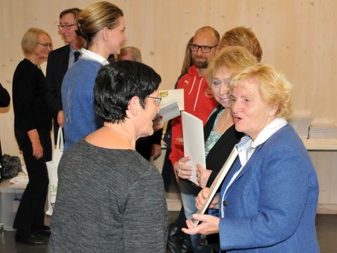 Die Bezirksverordnetenversammlung Marzahn-Hellersdorf dankt den ehrenamtlich Tätigen 2018 - Gratulation durch Bezirksbürgermeisterin Dagmar Pohle und BVV-Vorsteherin Karthrin Henkel
