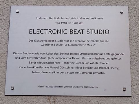 Gedenktafel für das Electronic Beat Studio an der Pfalzburgerstraße 30