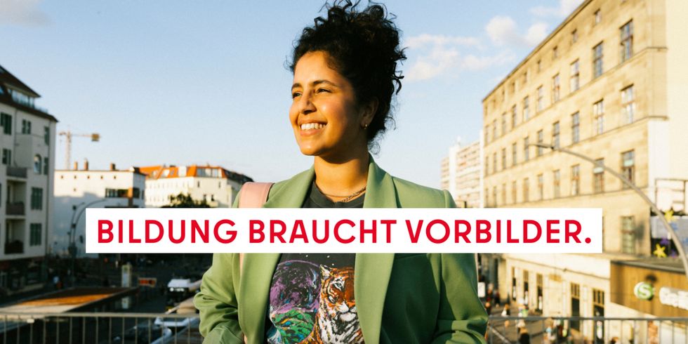 Kampagnen-Motiv von "Berlin macht Schule". Junge Frau steht am S-Bahnhof und schaut zufrieden in die Ferne. Dazu der Text: Bildung braucht Vorbilder.