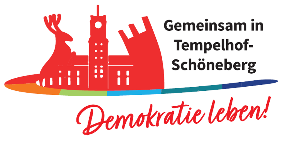 Logo der Partnerschaft für Demokratie - Hirsch, Rathaus Schöneberg und Luftbrückendenkmal gehen ineinander über
