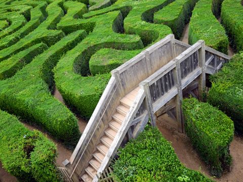 Labyrinth mit Brücke von oben