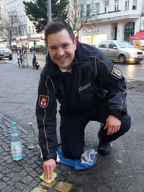 Ron Härtl vom Ordnungsamt reinigt Stolpersteine in der Turmstraße in Moabit