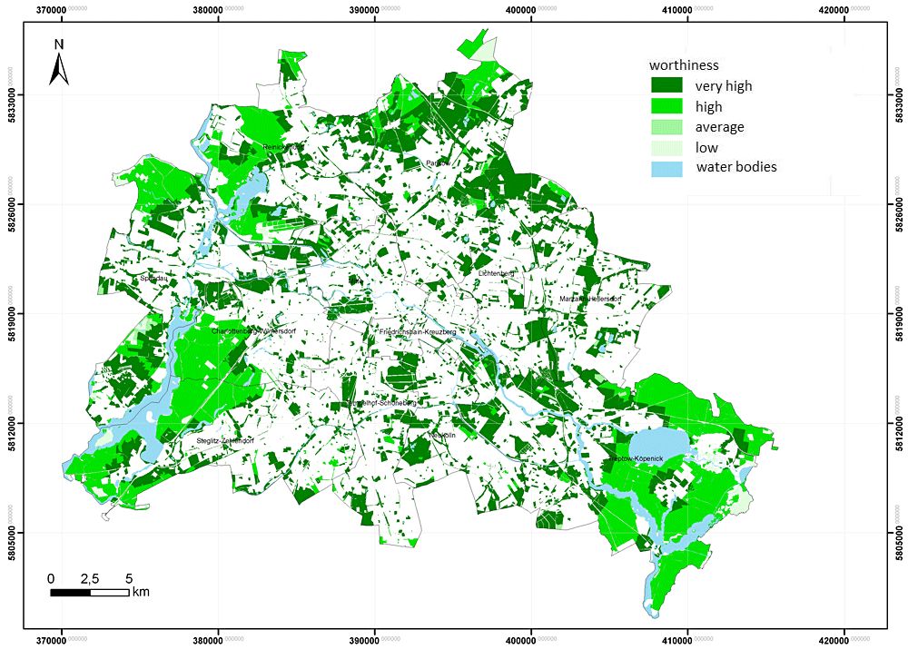 Enlarge photo: Spatial distribution of evaluation classes for climate-ecological worthiness of protection of open/green spaces in Berlin